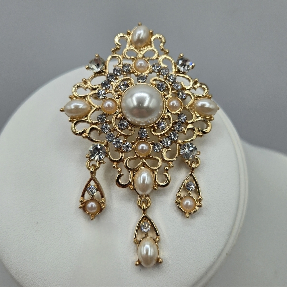 Charming Charlies RSVP Gold Ivory Pearl Brooch
